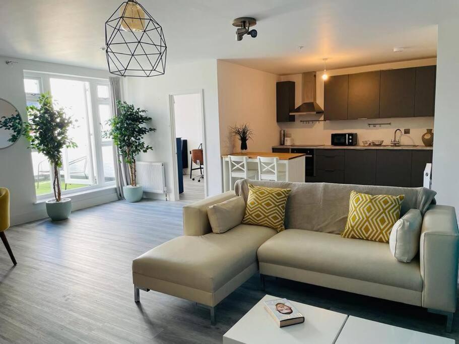 Stunning Huge Openplan 2Bed Flat Apartment Woking Exterior photo